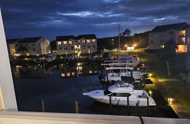 2BD/2 BR Water Front Condo . Haven in the springs