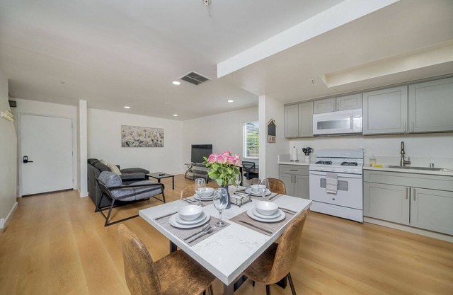 2BD/2BA Apartment near DT Alhambra