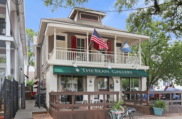 2BD On Streetcar | Balcony+Parking | Cafe