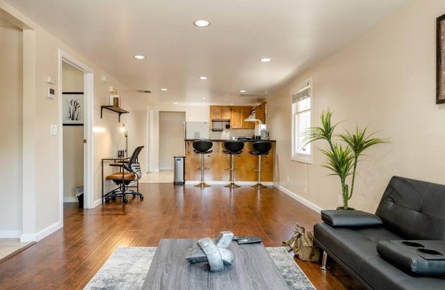 *2bdr Victorian Home away from Home - *Central Loc