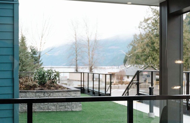 2bed/2bath "Lake Daze" Condo in Harrison HOT SPRINGS