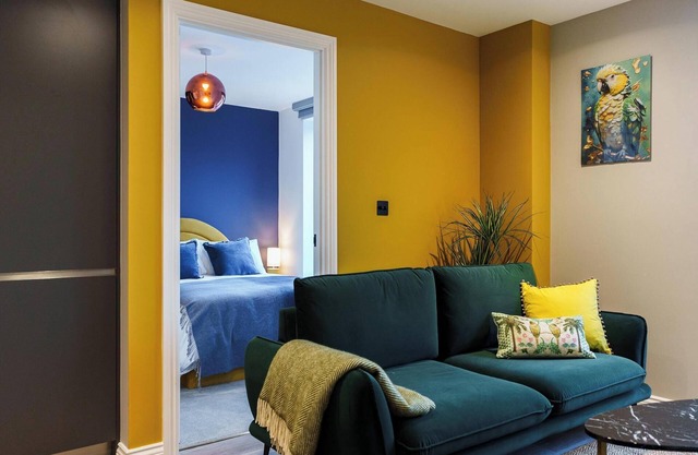 2Bed 2Bath Golden Leeds Escape-Velvet Elegance 10 min City Center