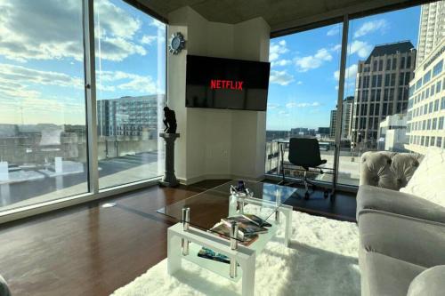 2Bed Midtown High-Rise King Bed Free Parking with Balcony View Rooftop Pool
