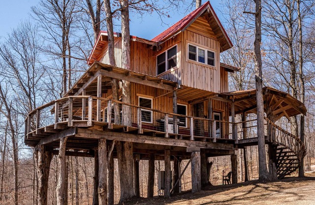 2BR, 1BA HAND BUILT MOUNTAIN TOP TREE HOUSE with Hot tub