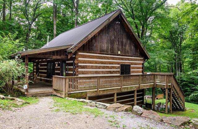 2BR, 2.5BA log cabin