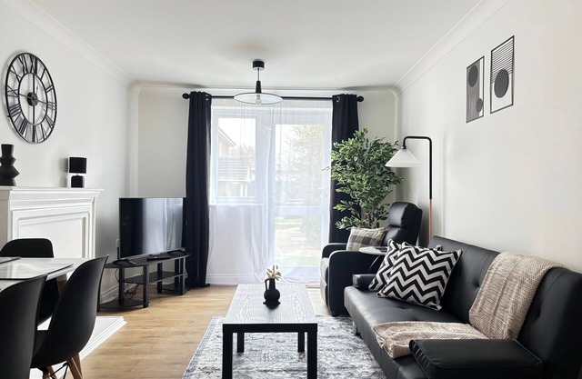 2BR/2BA 2 King Beds Parking Home Away Home
