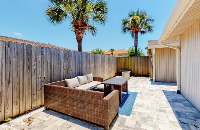 2Br/2ba cozy townhome in popular Seascape development! Easy walk to the beach!