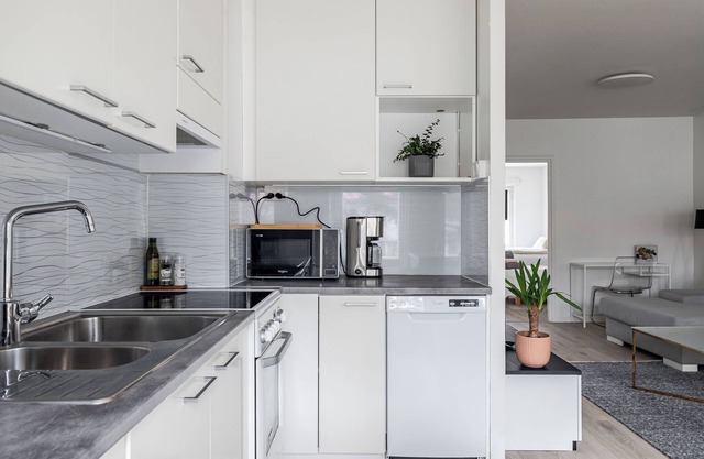 2BR Apt near Center with Free Parking