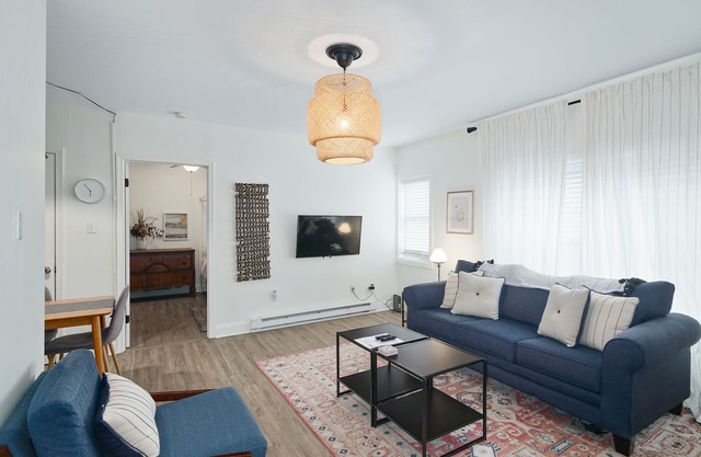2BR by the Park, Walkable to Main St
