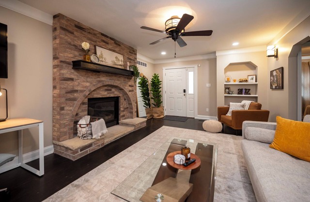 2BR Collins StayAwhile - Feels Like Home - Modern Furnishings - Big Fenced Yard