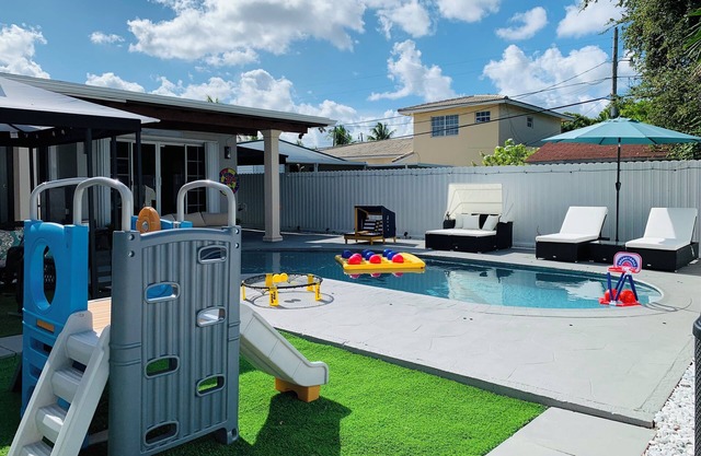 2BR+Den, Heated Pool, Parking, Located near prime attractions