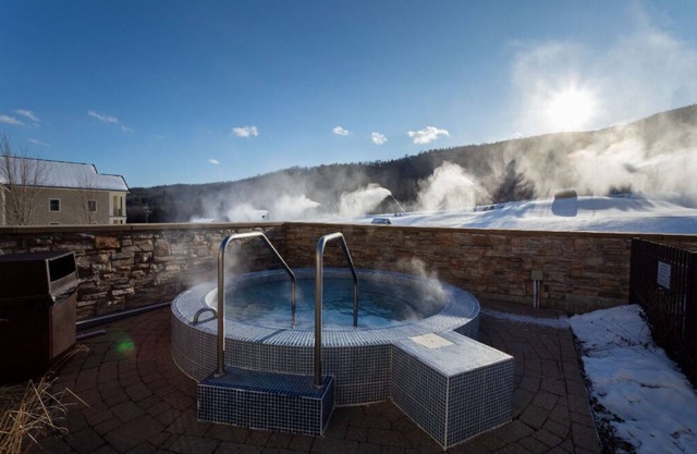 2BR Exec Condo + Close to All Amenities | Biking