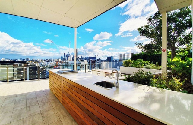 2BR Food & Drink Hub ★Gym★Pool★Views★Roof Terrace