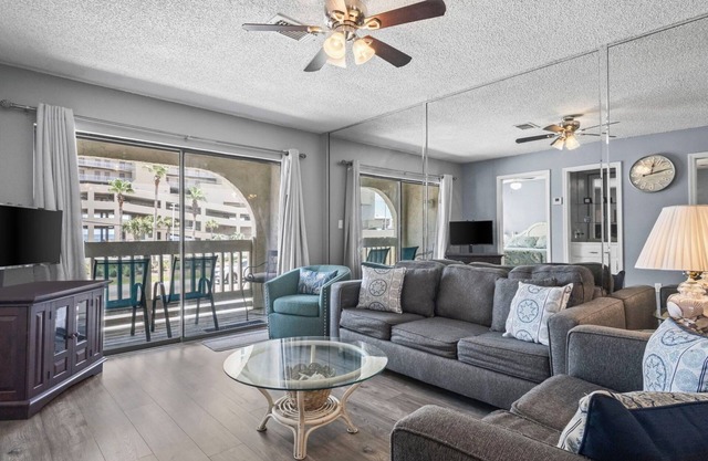 2BR Gulf Shores stay w/pools, grill & beach access near Pier 33