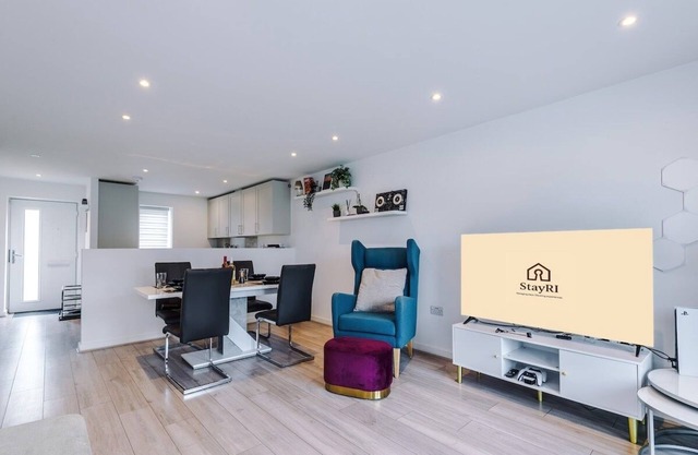 2BR Luxe Getaway in Salford W/WiFi, PS5, Parking