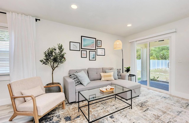 🌴 2BR Oasis w/Lanai, Fire Pit + 5 Min to Nokomis Beach