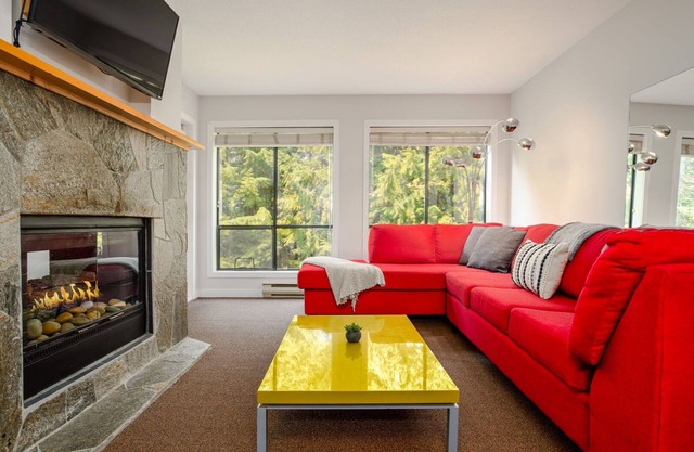 2BR | Powderhorn | Near Gondola | Double Sided Fireplace | Rooftop Hot Tub | Parking