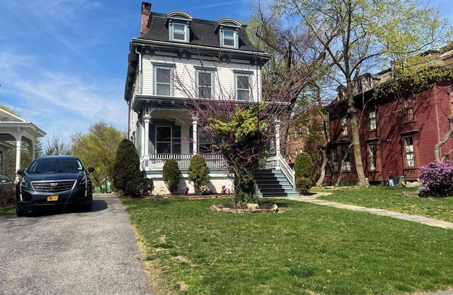 2Br Private Victorian Apartment in City Location on Half Acre Sleeps 5