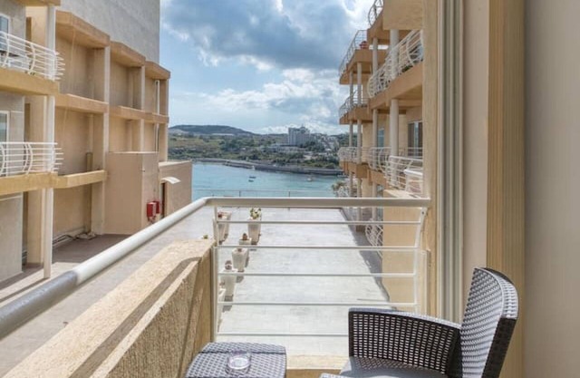 2BR Qawra Home with private balcony, Near the Sea!