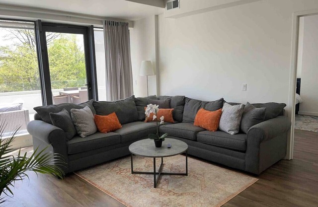 2BR Suite w/patio near NYC train & Seton Hall