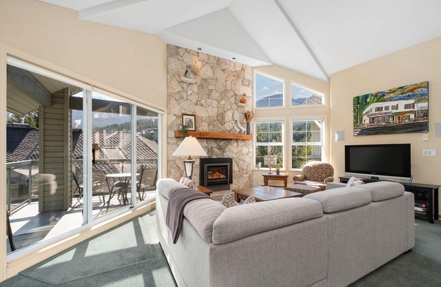 2BR | The Lynx | King Bed w/4 Piece Ensuite | Mountain Views | Private Balcony w/BBQ
