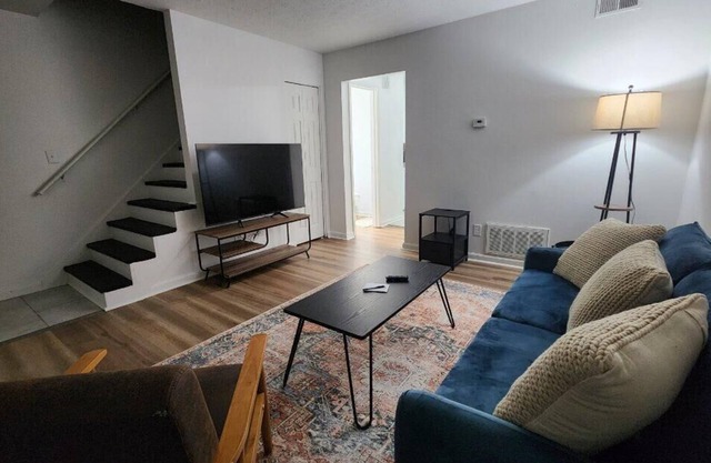 2BR Townhome w Parking|King beds in Louisville, KY