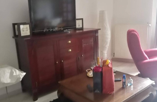2ND FLOOR APARTMENT FACING THE PARK