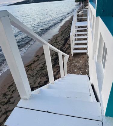 2nd Floor Beachfront Sleeps 6 Walkable Snorkeling