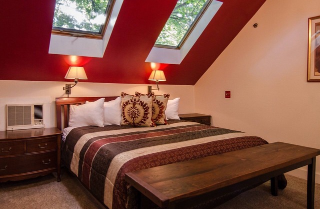 2nd Floor Romantic King Suite Jetted Tub B&B in Downtown Shelburne! WEB