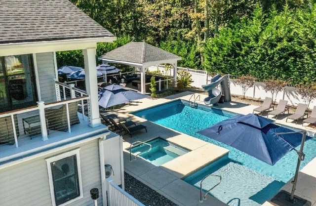 3,000 sq.ft. 10 Guests, 4-Bed, 3-Bath, Pool, Spa, Outdoor Kitchen, Garden, WiFi.