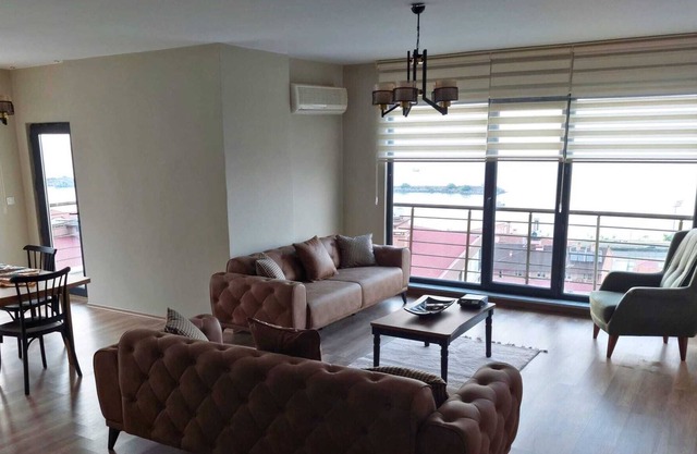 3+1 top-floor apartment unit with a nice sea view in a central location