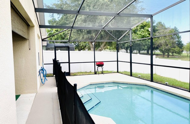 3/2 Pool home located in Sunset Ridge Community!