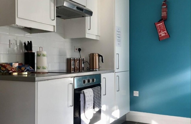 3 /4 Bed House, Free Parking, Fast Wifi & Garden