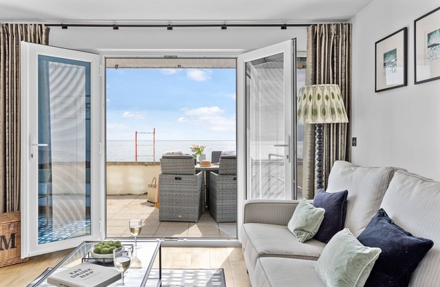 3 At The Beach, Torcross - an apartment that sleeps 4 guests in 2 bedrooms