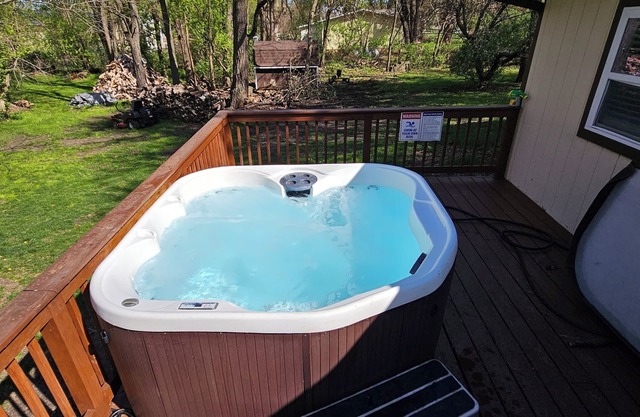 3 BdrHomew/HotTub+FREE Firewood,sleeps10innMauston,closeto nWI Dells/Attractions