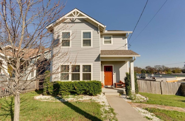 3 Bdrm Home- HUGE yard for pets! 4.5 miles to Broadway
