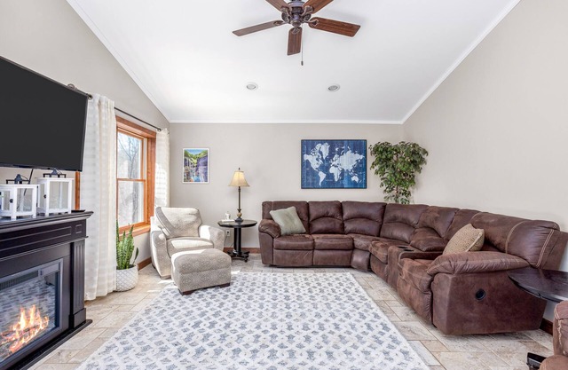 3 Bdrm Spacious Home w Game Room. Just minutes from WGI & Wine Trail.