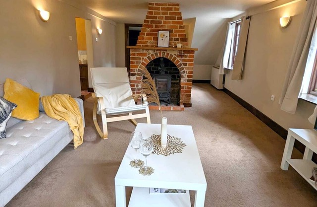 3-bed 1-bath | Sleeps 7 | Parking | Wi-Fi