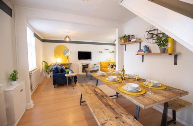 3 bed 3 bath house with parking - Central Ashby
