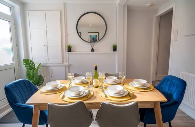 3 bed, 3 bath town house with Wi-fi and parking