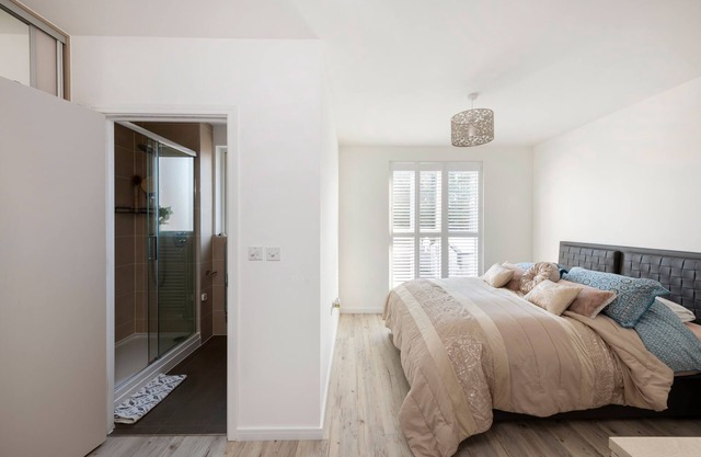 3 bed, 3 bath townhouse in tranquil North London