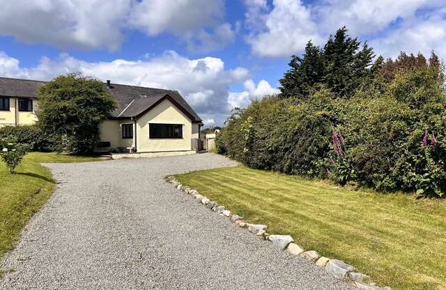 3 Bed Cottage - Sleeps 5 - Pets - Parking - Garden