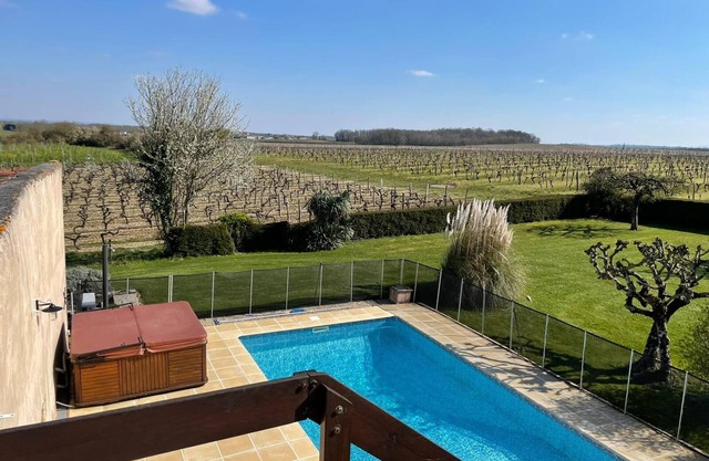 3 Bed Gite with private pool & garden in Nantille