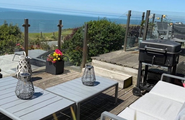 3-bed holiday cottage with spectacular sea views