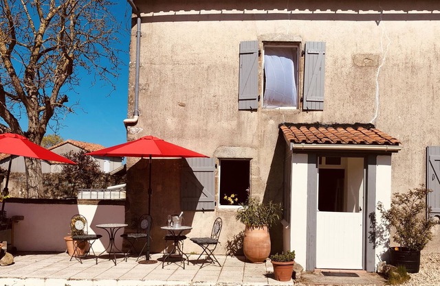 3-Bed Luxury Farmhouse with Seasonal Pool