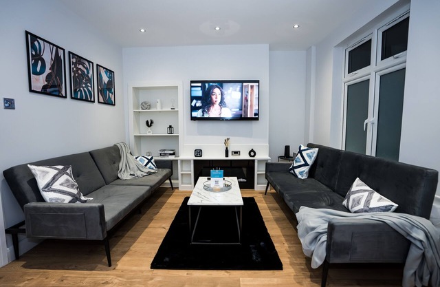 3 Bed Modern House Sleeps 7 (Driveway and Free Netflix)