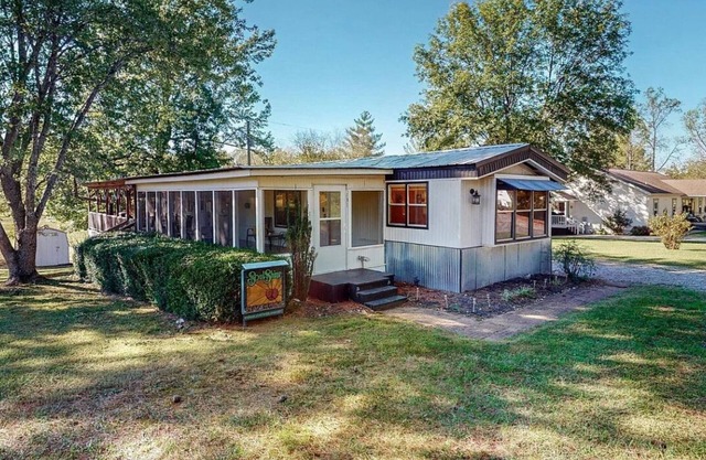 3-bedroom 2 bath home located steps fromna marina on Kentucky lake!