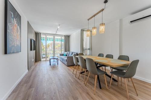 3-bedroom apartment in Playa de las Américas with AC, pool, parking