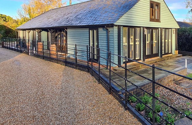 3 bedroom accommodation in Bishop’s Waltham