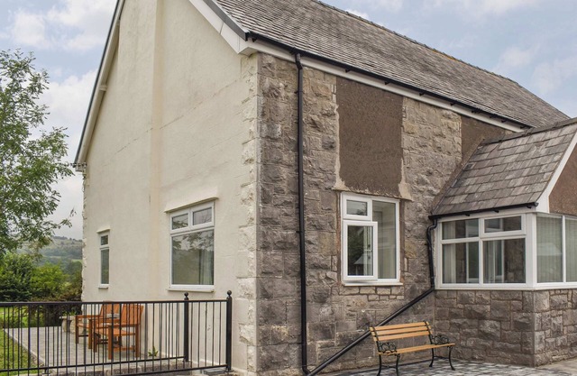 3 bedroom accommodation in Llanarmon yn Lal